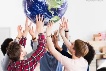 Les gens tiennent un globe terrestre ensemble en tête